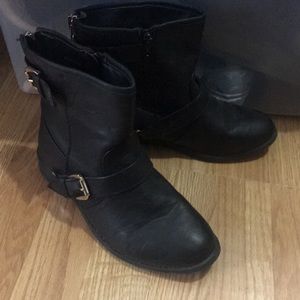 Black bootie with gold details size 7.5 8